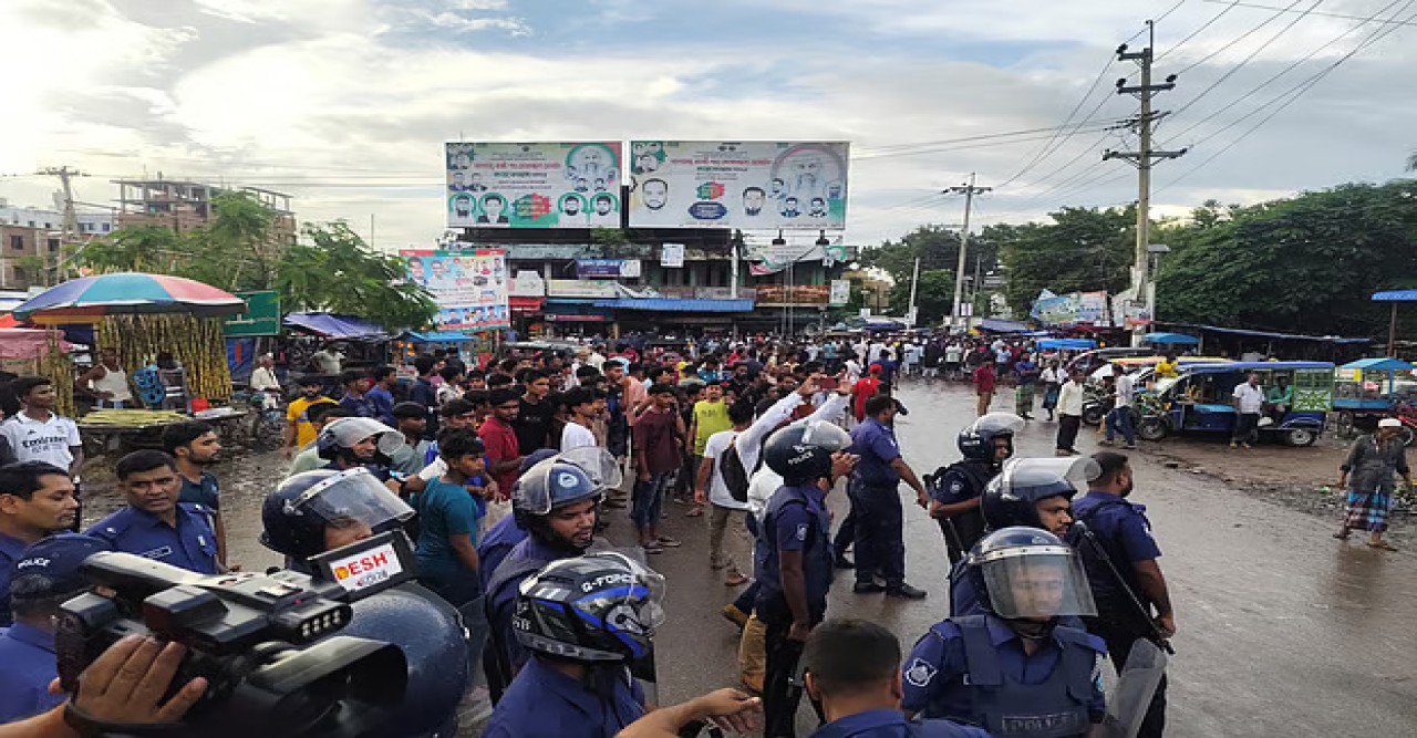 মুরাদনগরে উপদেষ্টা আসিফের অনুসারীদের সঙ্গে বিএনপির নেতা-কর্মীদের পাল্টাপাল্টি ধাওয়া, আহত ৩৫