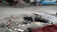 শহরের ভয়ংকর গর্ত ও জনজীবনের ঝুঁকি